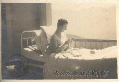 Γυναίκα πλέκει.