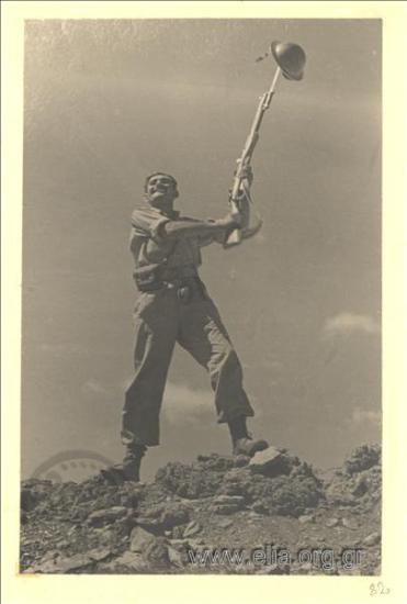 Ο στρατιώτης Τζίμας του 596 Τ. Πεζικού αναγγέλει την νίκη του Γράμμου.