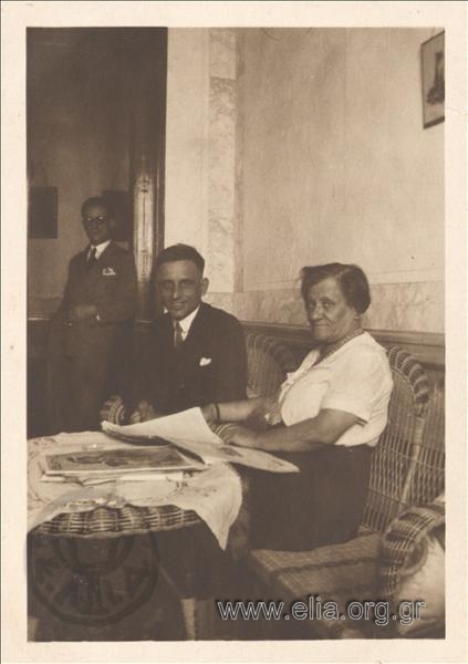 Thaleia Flora Karavia (Siatista 1871-Athens 1960) with company in her house