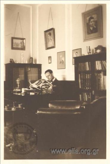 Πορτραίτο άνδρα σε γραφείο.