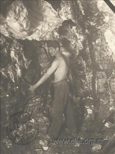 Mines, miner in the stoa.