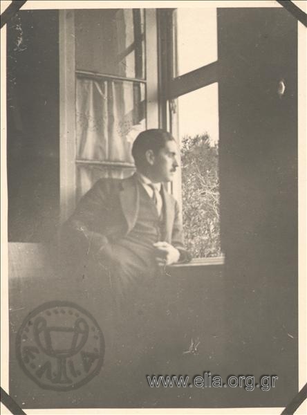 Πορτραίτο άνδρα δίπλα σε παράθυρο.
