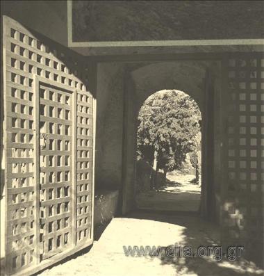 Έξοδος από περίβολο Μονής Αρκαδίου.