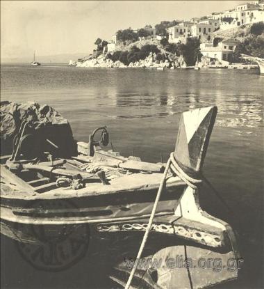 Βάρκα στο νότιο λιμάνι.