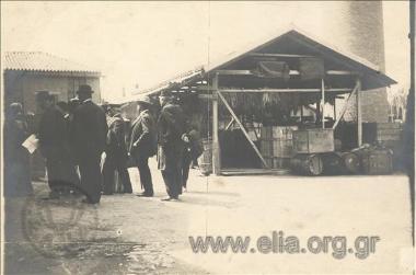 Πιλοποιείο Πουλόπουλου. Επισκέπτες στον προαύλιο χώρο ου εργοστασίου.