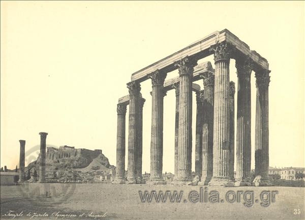Οι στήλες του Ολυμπίου Διός, στο βάθος η Ακρόπολη.