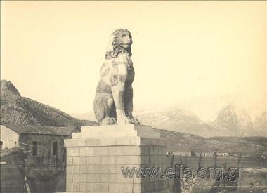 Το Λιοντάρι της Χαιρώνειας, στο βάθος ο Παρνασσός.
