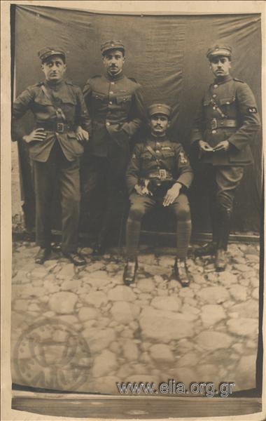 Ομαδικό πορτραίτο τριών υπαξιωματικών και ενός στρατονόμου(;) του στρατού ξηράς.