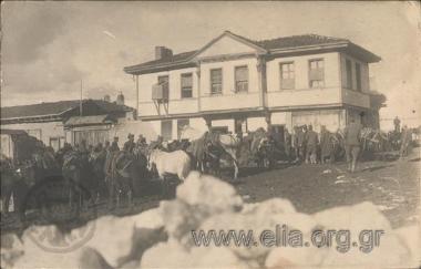 Soldiers receiving food.