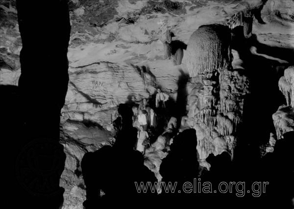Εκδρομείς στη σπηλιά του Λιονταριού στις ανατολικές κλιτύες του Υμηττού.