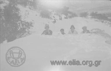 Βαφιαδάκης, Ίρις και φίλοι σε χιονισμένο τοπίο.