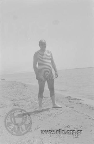 Λουόμενος μα ριγέ μαγιό.