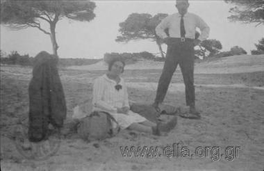 Ο Γιώργος και η Ίρις στην παραλία.