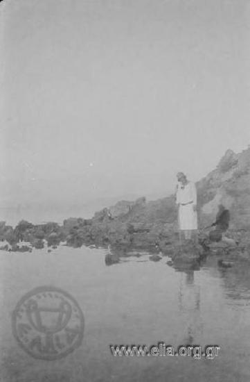 Η Ίρις σε παραλιακό τοπίο.