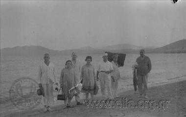 Ο Γιώργος  Βαφιαδάκης με τη συντροφιά του στην παραλία.