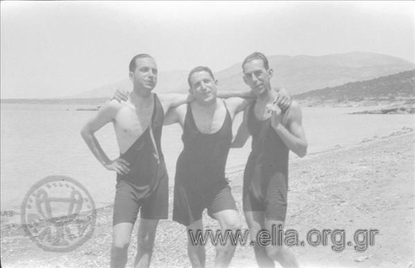 Ο Βαφιαδάκης και δύο φίλοι με μαγιό στην παραλία.
