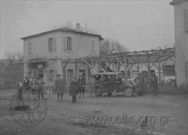 Η Ίρις και συντροφιά σε αυτοκίνητο.