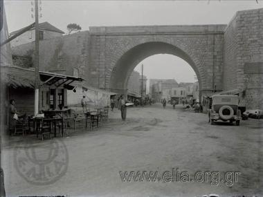 Η πύλη των Χανίων (Χανιόπορτα), στο δρόμο προς τα Χανιά.