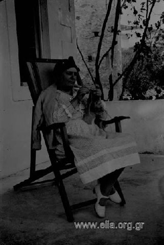 Η Ίρις Μηλιαράκη πλέκει στη βεράντα του σπιτιού που παραθερίζει.