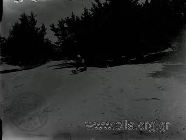 Η 'Ιρις Μηλιαράκη, με μαγιό, ποζάρει σε αμμουδιά της Ελαφονήσου.