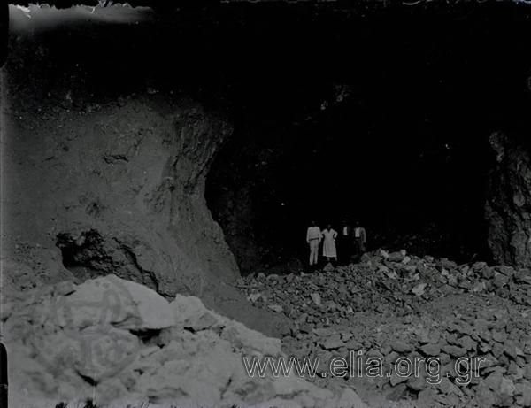 Η Ίρις Μηλιαράκη με συντροφιά σε σπήλαιο της περιοχής (σπήλαιο Καστανιάς;).
