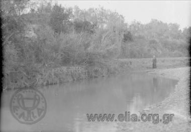Η Ίρις Μηλιαράκη στις όχθες του Αλφειού.