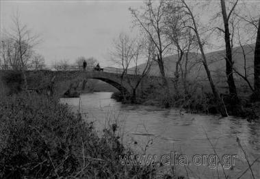 Εκδρομή της Ελληνικής Περιηγητικής Λέσχης στον Παρνασσό, 21-23 Φεβρουαρίου. Πέτρινο γεφύρι στον βοιωτικό Κηφισσό.