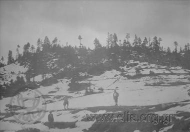 Εκδρομή Περιηγητικής Λέσχης στον Παρνασσό, 21-23 Φεβρουαρίου. Εκδρομείς σε χιονισμένη πλαγιά.