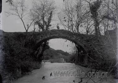 Εκδρομή της Ελληνικής Περιηγητικής  Λέσχης στην Οίτη. Η Ίρις Μηλιαράκη σε πέτρινο γεφύρι, στο Γοργοπόταμο.