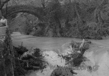 Εκδρομή της Ελληνικής Περιηγητικής  Λέσχης στην Οίτη. Ο Γοργοπόταμος. Αριστερά, η Ίρις Μηλιαράκη.