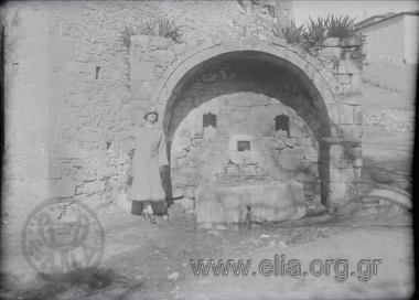 Η Ίρις Μηλιαράκη δίπλα σε κρήνη.