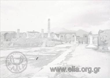 Ο ναός του Δία, στο βάθος ο Βεζούβιος.