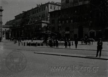 Η Piazza Barberini με την Fontana del Tritone (λόφος Quirinale).