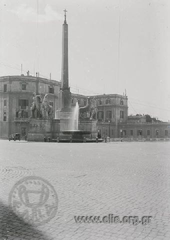 Οβελίσκος στην Piazza del Quirinale (προεδρικό μέγαρο). Πρόκειται για οβελίσκο της ρωμαΐκής περιόδου (επί αυτοκράτορος Αυρηλιανού), που κατασκευάστηκε για το μαυσωλείου του Αυγούστου. Ανακαλήφθηκε το 1527. Τοποθετήθηκε στο λόφο Quirinale από τον Πάπα Πίο VI το 1786. Στη Βάση του τοποθετήθηκαν αγάλματα των Διοσκούρων από τα Λουτρά του Κωνσταντίνου.