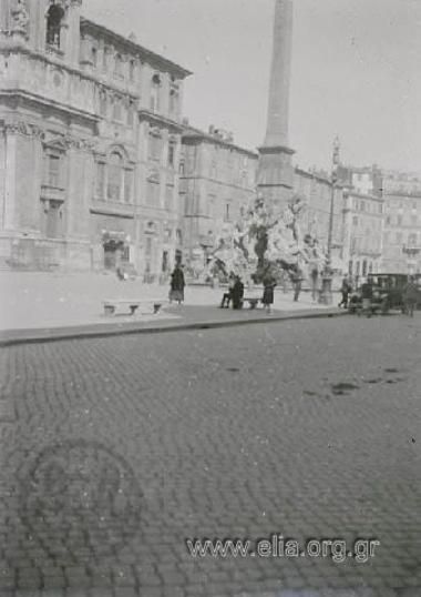Η Fontana dei Quattro Fiumi (συντριβάνι των Τεσσάρων Ποταμών, έργο του Gian Lorenzo Bernini) στην Piazza Navona.