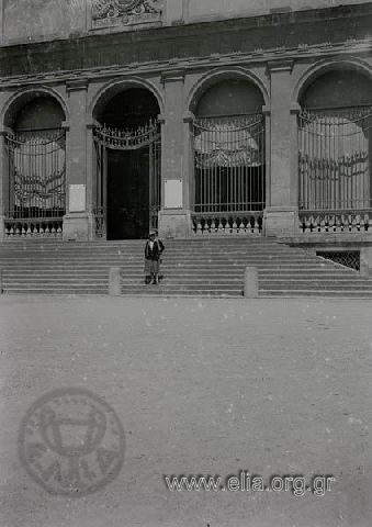 Η Ίρις Μηλιαράκη στα σκαλοπάτια της Galleris Borghese.
