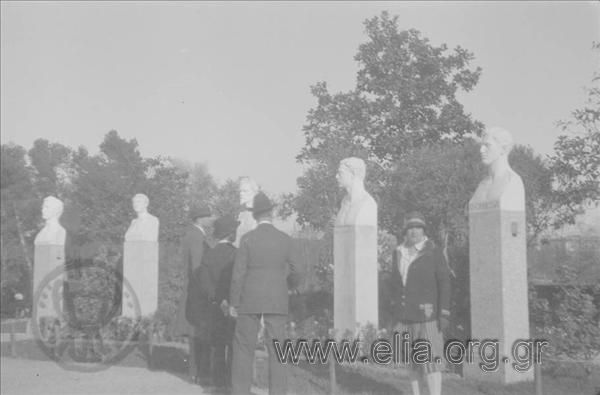 Προτομές επιφανών Ιταλών σε πάρκο. Πρώτη δεξιά η προτομή του στρατιωτικού Damiano Chiesa, ήρωα του Α' Παγκοσμίου Πολέμου.