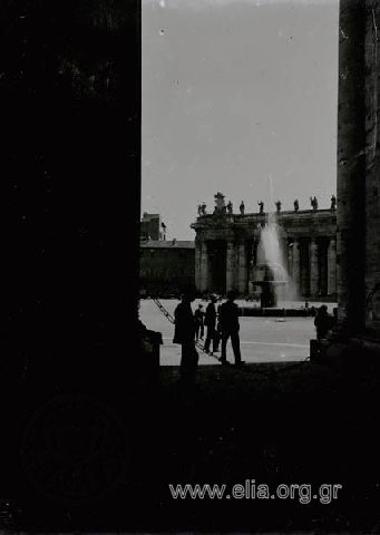 Βατικανό: τμήμα του περιστυλίου της πλατείας του Αγίου Πέτρου (Piazza San Pietro). Λήψη από το ναό.