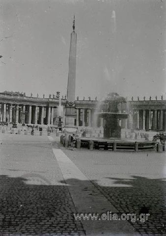 Βατικανό, Piazza San Pietro: συντριβάνι, ο αρχαίος αιγυπτιακό οβελίσκος (μεταφ'ερθηκε στη Ρώμη από τον Καλιγούλα το 37 μ.Χ) και τμήμα του περιστυλίου της πλατείας του Αγίου Πέτρου (Piazza San Pietro).