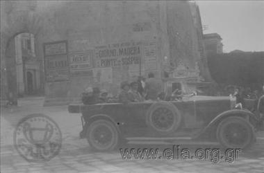 Στο εκδρομικό αυτοκίνητο.