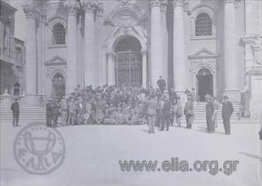 Ομαδικό πορτραίτο έξω από τον Καθεδρικό ναό.