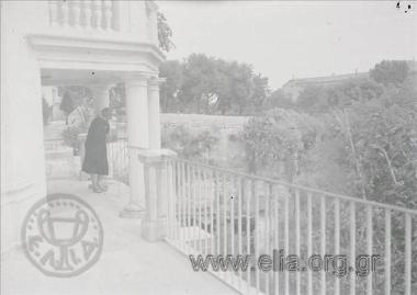 Στην βεράντα κατοικίας (ή Μουσείου;).