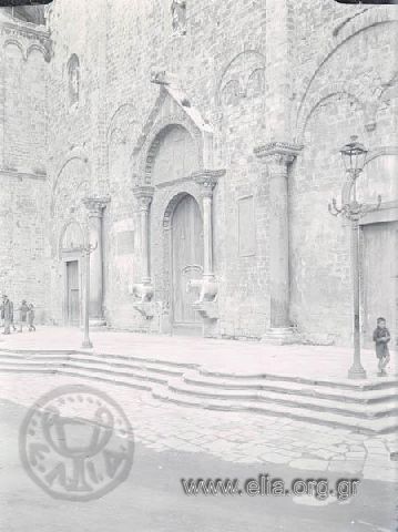 Εκδρομή Ιταλίας, 7-18 Απριλίου 1928, 287η εκδρομή Οδοιπορικού συλλόγου. Ο ναός του Αγίου Νικολάου (S. Nicola).