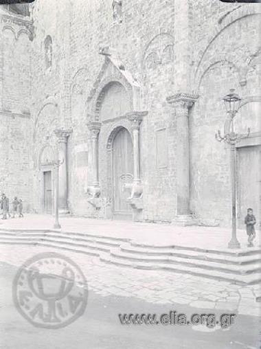 Εκδρομή Ιταλίας, 7-18 Απριλίου 1928, 287η εκδρομή Οδοιπορικού συλλόγου. Ο ναός του Αγίου Νικολάου (S. Nicola).