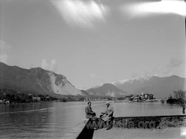 Εκδρομή Ιταλίας, 7-18 Απριλίου 1928, 287η εκδρομή Οδοιπορικού συλλόγου. Lago Maggiore: η Ίρις και ο Γιώργος Βαφιαδάκης ποζάρουν με φόντο την Isola dei Pescatori (Isola Superiore).