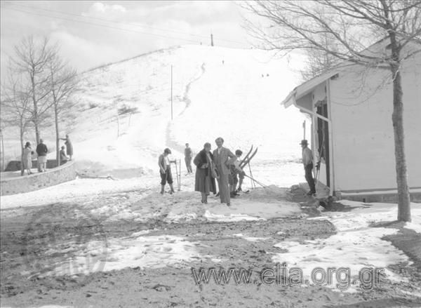 Εκδρομή Ιταλίας, 7-18 Απριλίου 1928, 287η εκδρομή Οδοιπορικού συλλόγου. Lago Maggiore, Mottarone: στο χιονοδρομικό κέντρο.