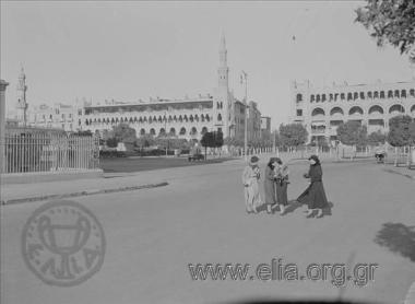Heliopolis: προάστιο του Καΐρου. Κατασκευάστηκε κατ' εντολή της εταιρείας Cairo Electric Railways & Heliopolis Oases Company, βελγο-αιγυπτιακών συμφερόντων. Εμπνευστής του έργου ο Βέλγος Édouard Empain. Η πόλη χτίστηκε μεταξύ 1907 και 1910 σε τμήμα ερήμου, δέκα χιλιόμετρα από την πόλη του Καΐρου.