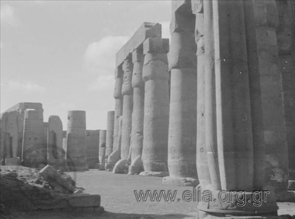 Luxor: άποψη του περιστυλίου του Amenhotep III.