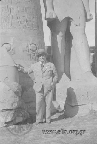 Ο Γιώργος Βαφιαδάκης δίπλα σε κολοσσό στο συγκρότημα του ναού στο Luxor.