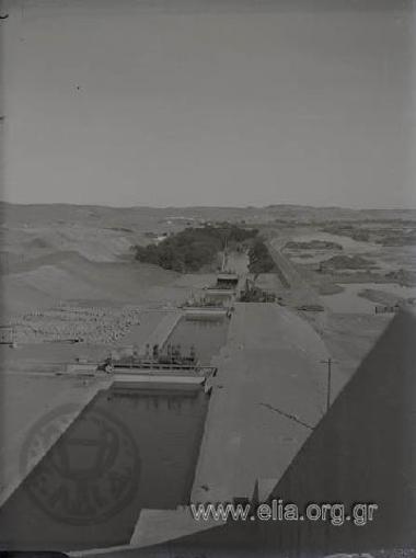 Το φράγμα στο Ασσουάν (Aswan). Κατασκευάστηκε από το Βρετανούς (1889-1902) και ανυψώθηκε δύο φορές (1907–1912 και 1929–1933).